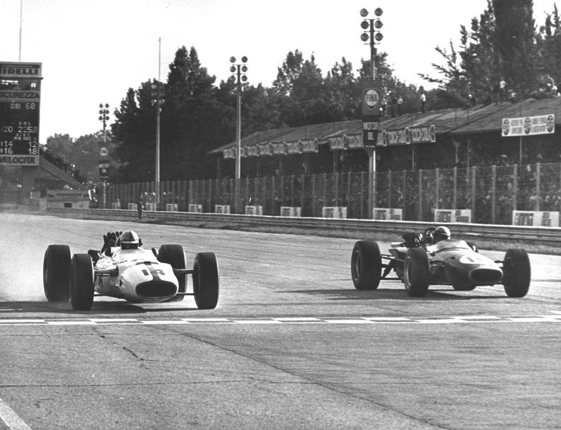 GP d&#39;Italia 1967: un arrivo in volata tra John Surtees (a sin) che batte Brabham